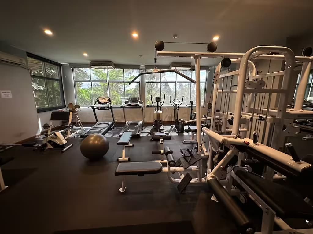 Royal Hill Resort Современный фитнес-зал