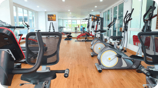 Whale Marina Condominium Современный фитнес-зал