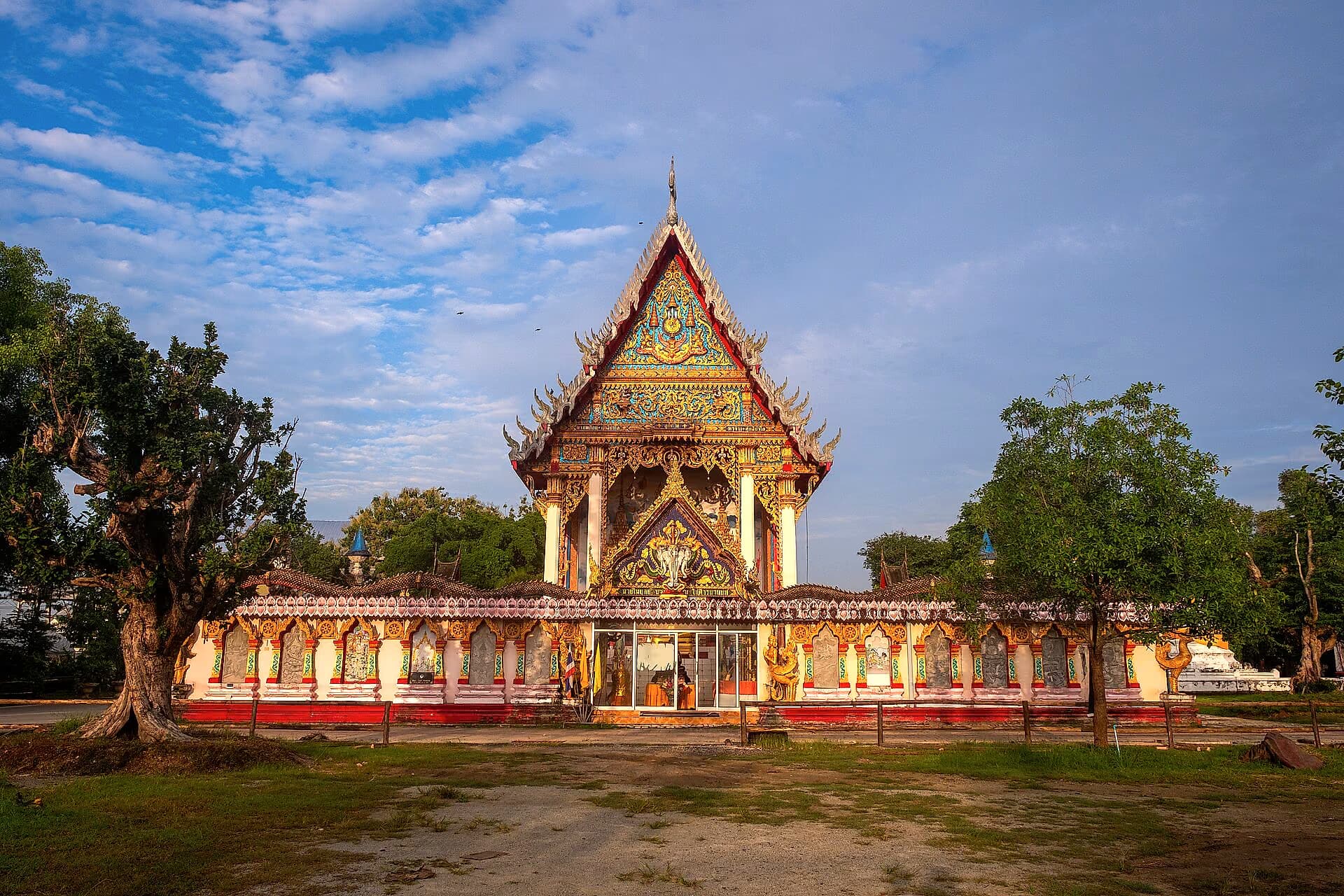 Храм Ват Пра Нанг Санг в Таланге. Фото: Shane WP Wongperk, CC BY-SA 4.0, Wikimedia Commons, обработано