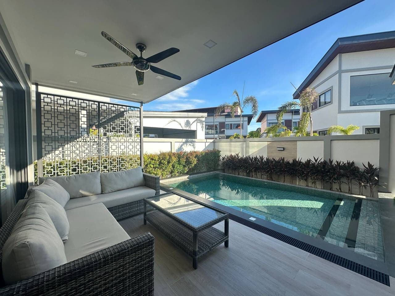 Villa with swimming pool in the city center